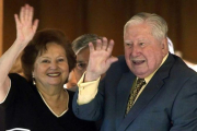El ex dictador chileno Augusto Pinochet Ugarte  d  junto a su esposa Lucia Hriart  i  saluda hoy  sabado 25 de noviembre  en el dia de su 91 cumpleaños en el 2006.-EFE / IAN SALAS