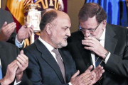 Rajoy habla con el presidente del Constitucional, Francisco Pérez de los Cobos.-JUAN MANUEL PRATS