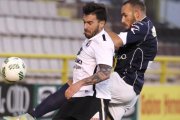 Adrián Hernández disputa un balón con un jugador del Boiro.-SANTI OTERO