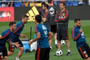 Lopetegui dirige el entrenamiento de la Roja.-AFP / JOSÉ JORDAN