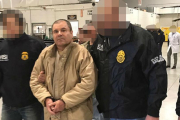 El 'Chapo' Guzman, escoltado por agentes federales,  a última hora del jueves.-AFP