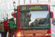 Varios usuarios suben al autobús municipal.-RAÚL G. OCHOA