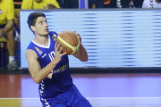 Justas Sinica prepara la bandeja durante un partido.-RAÚL OCHOA