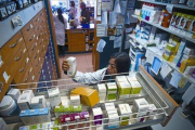 Medicamentos almacenados en una farmacia de Barcelona.-Foto: JOAN CORTADELLAS