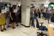 Imagen de la redacción de TVE con periodistas protestando por la cobertura del 1-O con carteles de vergüenza y "vergonya"-TWITTER