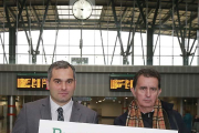 Moreno y Francisco Acebo, de Renfe, con un cartel con la misma errata.-RAÚL G. OCHOA