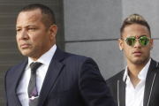 Papá Neymar y su hijo, ante la Audiencia Nacional, el pasado año.-AGUSTÍN CATALAN