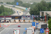 En la imagen se ve cómo cuatro camiones se desvían antes de llegar al peaje de Castañares y solo uno va en dirección a la autopista.-ISRAEL L. MURILLO