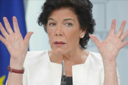 La ministra de Educación, Isabel Celaá, durante la rueda de prensa tras el Consejo de Ministros.-JOSÉ LUIS ROCA