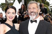 Mel Gibson y Rosalind Ross, el pasado 17 de septiembe en el Festival de Venecia.-SEBASTIEN NOGIER