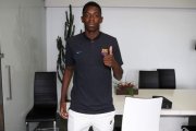 Dembélé posa en las oficinas del Camp Nou-FC BARCELONA