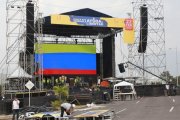 Varios hombres trabajan en el montaje de la tarima para el concierto Vanezuela Aid Live.-EFE