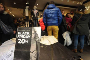 Colas para pagar en un comercio de la capital burgales en el Black Friday.-ISRAEL L. MURILLO