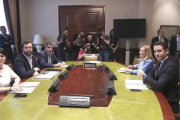 Los representantes de Vox, a la izquierda, y los del PP, a la derecha, en la reunión del Congreso, el martes.-DAVID CASTRO