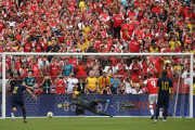 El delantero del Arsenal Lacazette tranforma el penalti del 0-1 ante el Madrid.-AFP