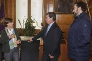 La alcaldesa de Campolara charla con Rico y con el alcalde de Rubena poco antes de la firma de los convenios.-S. O.
