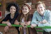 Los tres jóvenes voluntarios, Salomé, Orsola y James, posan en la sede de Amycos.-SANTI OTERO