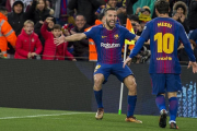 Messi celebra con Alba el primer gol del Barça ante el Celta.-JORDI COTRINA