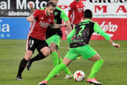 Borja Sánchez en acción en un partido del pasado curso con la camiseta del Mirandés-Alfonso G. Mardones