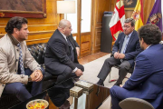 Imagen de la reunión de los dirigentes del Burgos CF con César Rico.-SANTI OTERO