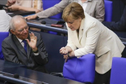 Angela Merkel dialoga con el ministro de finanzas Angela Merkel-AP/Markus Schreiber