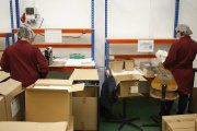 Dos empleadas del centro especial de empleo Servigest, que da trabajo a 96 personas con discapacidad.-Raúl G. Ochoa