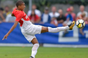 Mbappé, en un partido amistoso del Monaco contra el Fenerbahce-AFP / FABRICE COFFRINI