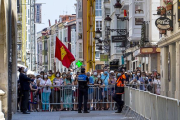 El público fue contenido en barreras para impedir su acceso a la plaza y donde se congregaron multitud de personas sin distancia de seguridad. SANTI OTERO