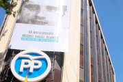 El PP ha extendido una lona en la fachada de la sede de Génova para recordar el asesinato de Miguel Ángel Blanco.-JUAN MANUEL PRATS