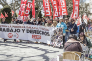 Los manifestantes recorrieron las calles de la ciudad, en la imagen el paseo de El Espolón, para reclamar un plan contra la pobreza salarial y social.-SANTI OTERO