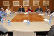 Un momento de la reunión del comité de empresa - a los que acompañó la alcaldesa de Miranda-, con los consejeros Fernández Carriedo y Del Olmo (al fondo).-ICAL