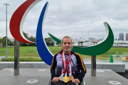 Marta Fernández posa con sus tres medallas en la villa olímpica. PARALIMPICOS