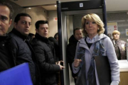 Esperanza Aguirre llega al acto de conciliación con Podemos, este martes.-Foto: JOSÉ LUIS ROCA