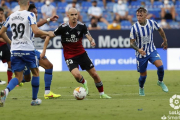 Oriol Rey conduce el balón rodeado de contrarios. LALIGA