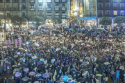 La protesta culminó en la plaza mayor, que estaba abarrotada mucho antes de que pudieran acceder los que iban a la cola de la manifestación.-ISRAEL L. MURILLO