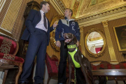 El alcalde, Javier Lacalle, conversa con Javier del Canto en presencia de uno de los perros que llevará a Canadá-Santi Otero