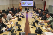 El ministro Zoido en la mesa de evaluación de la amenaza terrorista el pasado agosto.-J. J. GUILLEN (EFE)