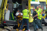 Los equipos de emergencia atienden a uno de los heridos en la mezquita Al Noor de Christchurch (Nueva Zelanda).-
