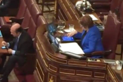 Celia Villalobos juega al Candy Crash Saga mientras habla Rajoy-Foto: YOUTUBE/ LA MAREA