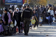 Cientos de refugiados esperan para registrarse en el campamento de Preshevo, en Serbia, este domingo-REUTERS