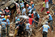 Equipos de socorristas sacan de la mina el cadáver de uno de los mineros víctimas del tifón Mangkhut.-REUTERS / HARLINGTON PALANGCHAO