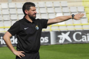 Fernando Estévez da instrucciones a sus jugadores durante un partido de la recién concluida temporada-Raúl G. Ochoa
