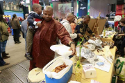 La gastronomía de distintos puntos del mundo estuvo presente en los puestos instalados. En la imagen, el de la  Asociacion Nigeriana IGBO.-RAÚL G. OCHOA