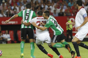 El Sevilla-Betis de la primera vuelta en el Pizjuán.-EFE / JULIO MUÑOZ