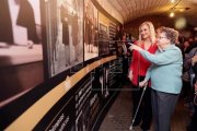 La presidenta de la Comunidad de Madrid, Cristina Cifuentes, participa en el acto que ha organizado el Gobierno regional para rendir homenaje a las taquilleras del Metro de Madrid.-EFE