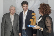 Álvaro Manso, padre, y Álvaro Manso, hijo, reciben el premio de manos de Consuelo Fontecha.-SANTI OTERO