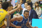 Fisher intenta marcharse por velocidad de White (Iberostar).-ISRAEL L. MURILLO