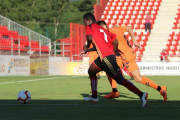 Ohemeng intenta ganar por velocidad a su par.-TWITTER / @CDMIRANDES