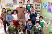 El sacerdote Juan Carlos Devesa posa en una divertida foto con algunos niños usuarios del centro.-ECB