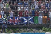 Valentino Rossi celebra con la grada su victoria en Jerez.-MIRCO LAZZARI